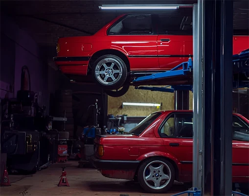 Professioneller Fahrzeug Service Berlin-Wedding - KFZ-Mechaniker bei der Wartung eines Fahrzeugs
