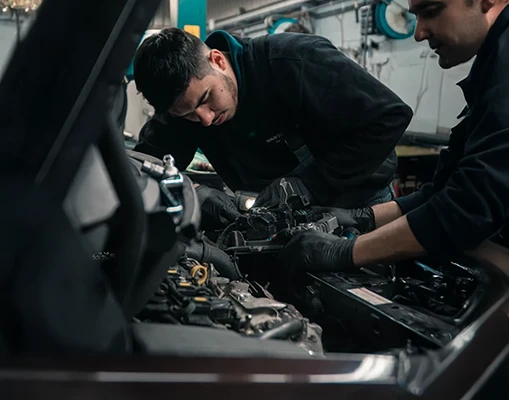 Zuverlässige Instandsetzung Berlin-Wedding - Erfahrener KFZ-Mechaniker bei der Autoreparatur